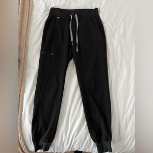 Women’s Figs Yola scrub pants in black